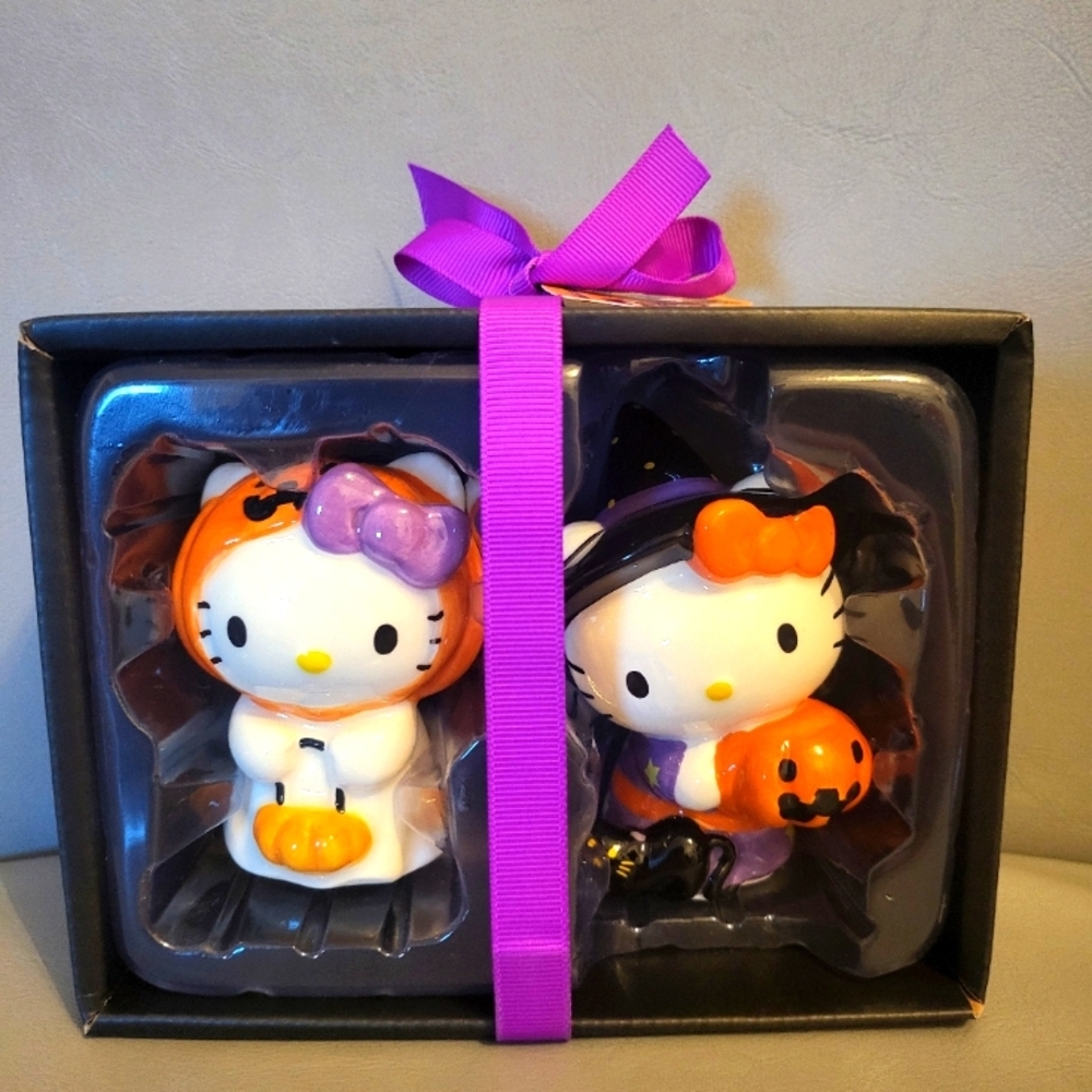NWT Hello Kitty Halloween Salt and Pepper Shakers Mini Ceramic Figurines Pumpkin